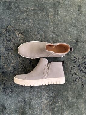 Girls Journee sneaker booties size 6